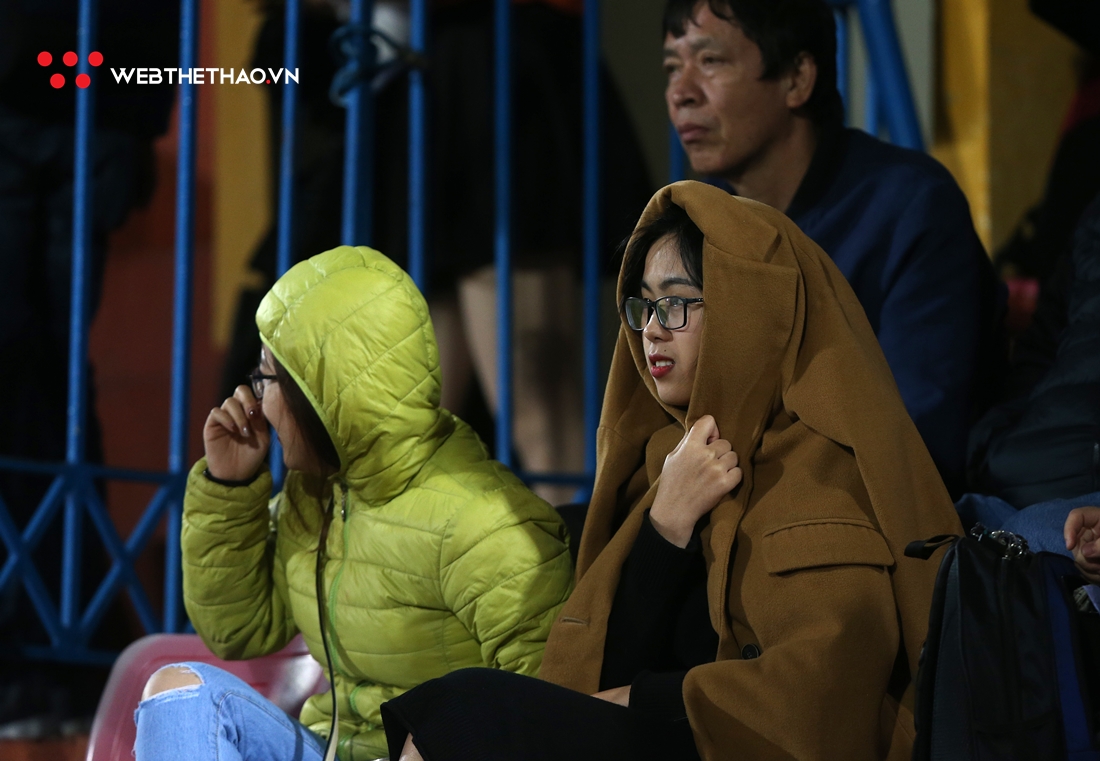 Chùm ảnh: Fan nữ đội rét đến sân Hàng Đẫy cổ vũ cho Quang Hải cùng các đồng đội