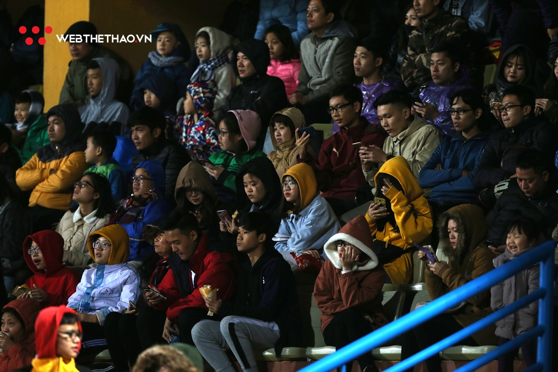 Chùm ảnh: Fan nữ đội rét đến sân Hàng Đẫy cổ vũ cho Quang Hải cùng các đồng đội