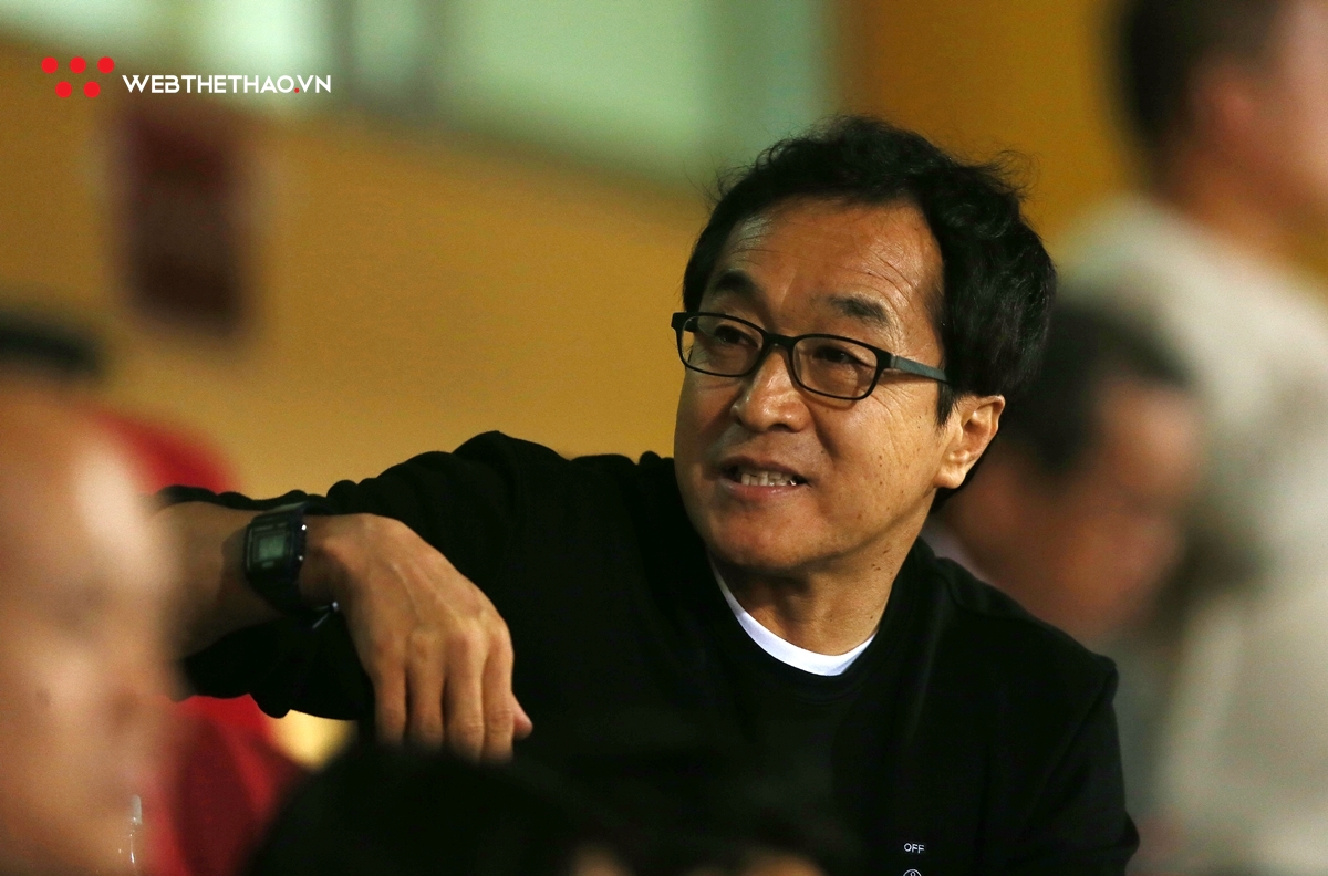 Khoảnh khắc trợ lý Lee Young Jin phấn khích khi Bùi Tiến Dũng ghi bàn