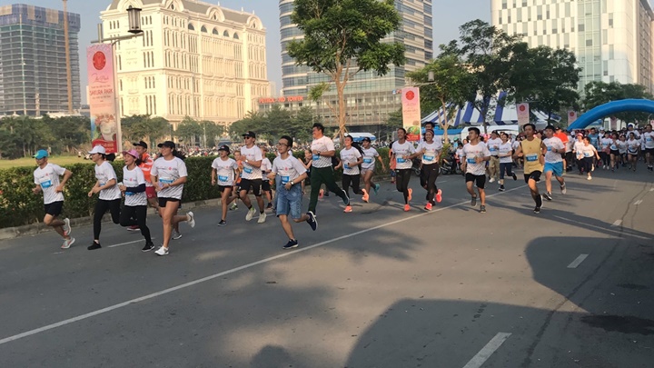 Lê Tú Chinh và dàn sao điền kinh TPHCM mướt mồ hôi chạy 5km HCMC Marathon 2019