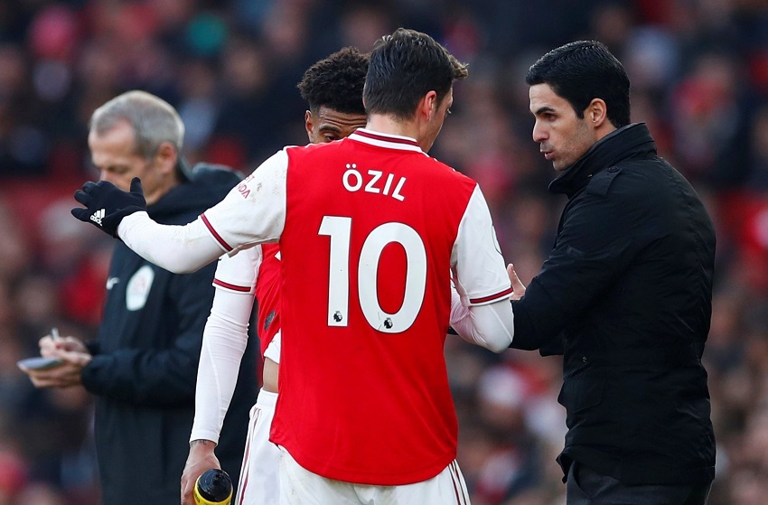 HLV Arteta cảnh báo Mesut Ozil trước trận Arsenal vs MU