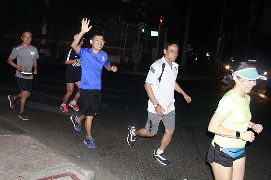 Runner Sài thành chạy xuyên bóng tối, múa chân vẽ số 2020 mừng năm mới khởi sắc