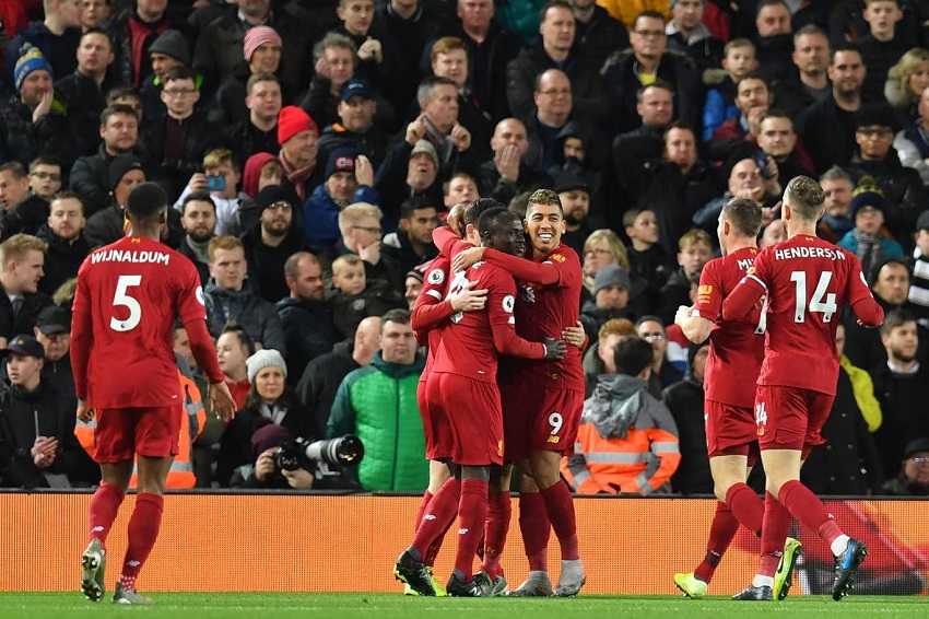 Liverpool đã hơn Man City và MU bao nhiêu điểm sau 1 năm bất bại?