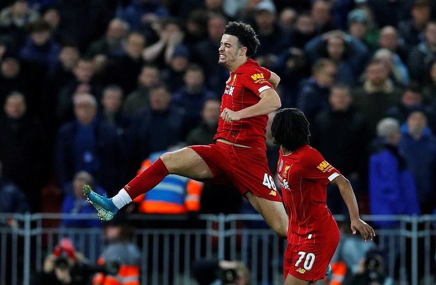 Liverpool thắng trận derby với người hùng lập kỷ lục sau 26 năm