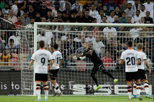 Kroos gây kinh ngạc khi ghi bàn cho Real Madrid bằng đá phạt góc