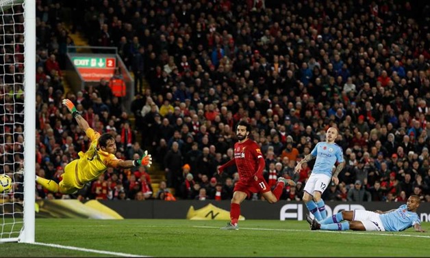 Hậu vệ Liverpool hé lộ bí mật tạt bóng giúp Salah và Firmino hưởng lợi
