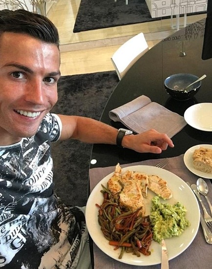 Ronaldo thực hiện chế độ ăn ngủ đặc biệt để duy trì cơ bắp tuổi đôi mươi