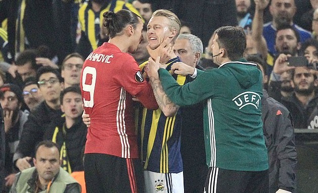 Ibrahimovic khó xử khi hội ngộ đối thủ từng bị anh bóp cổ