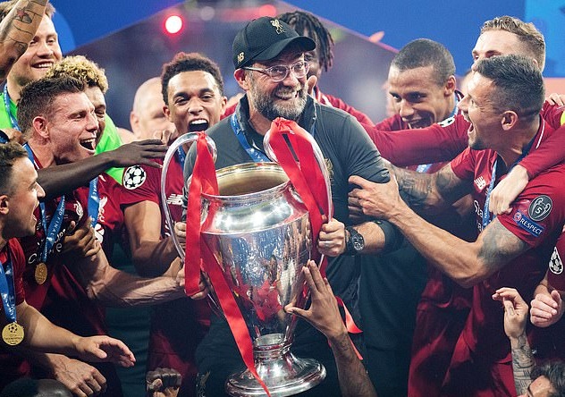 Sếp Liverpool chấm HLV Klopp chỉ với một cuộc điện thoại