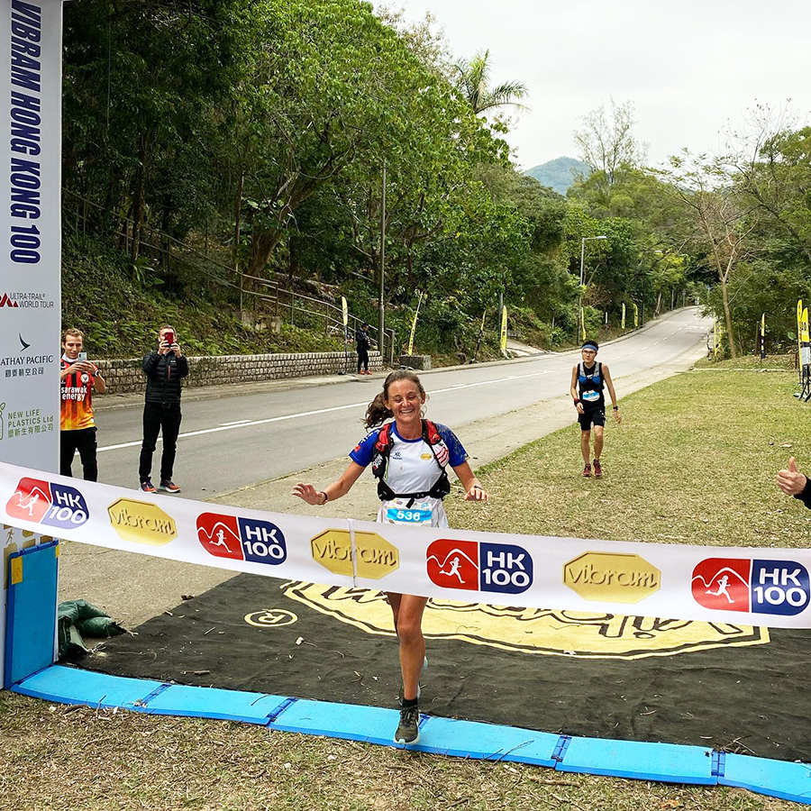 “Nữ hoàng kép” Vietnam Trail Marathon lên bục tại giải chạy siêu đường dài ở Hong Kong