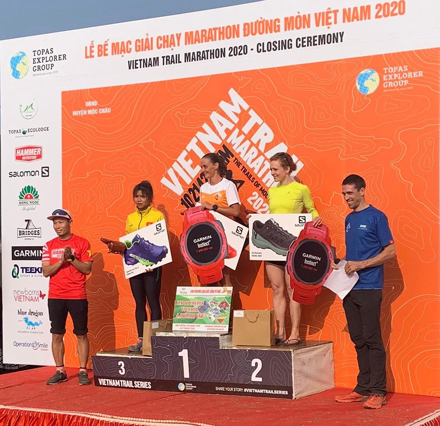 “Nữ hoàng kép” Vietnam Trail Marathon lên bục tại giải chạy siêu đường dài ở Hong Kong