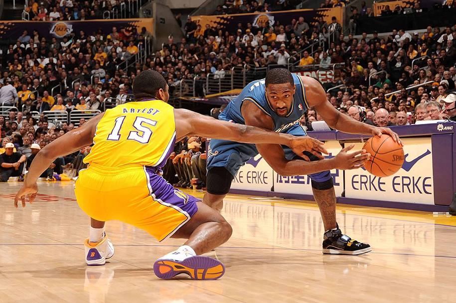 Mang giày thời trang Dolce & Gabana đấu bóng rổ: Chuyện lạ có thật tại NBA?
