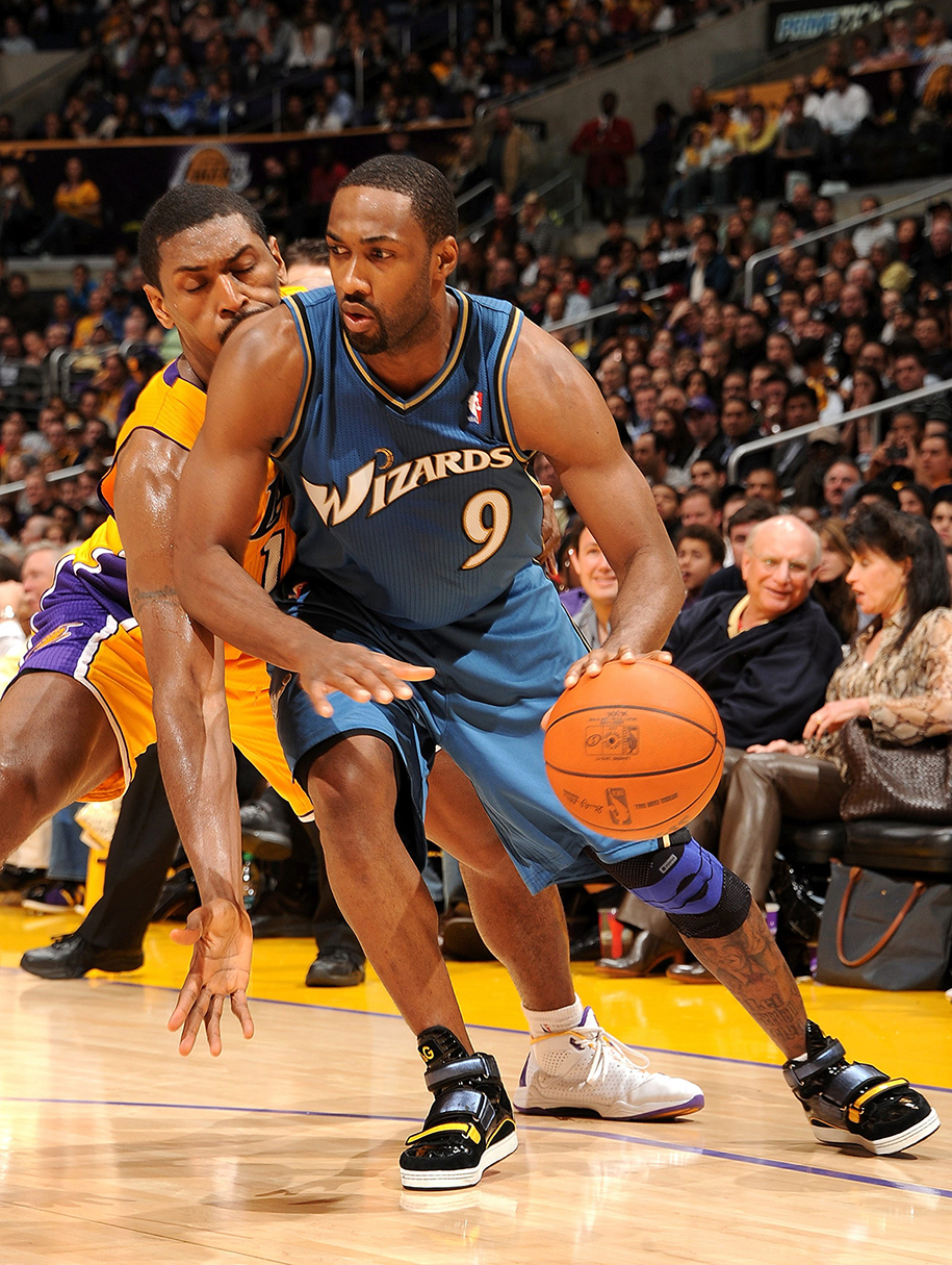 Mang giày thời trang Dolce & Gabana đấu bóng rổ: Chuyện lạ có thật tại NBA?