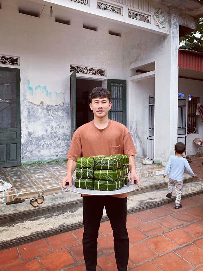 Về nhà đón năm mới, Minh Vương mời cầu thủ Việt Kiều trải nghiệm Tết