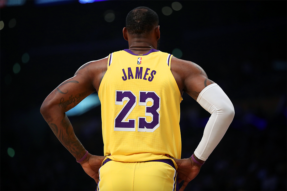 LeBron James tiệm cận Kobe Bryant, cùng Davis đưa Lakers đến chiến thắng