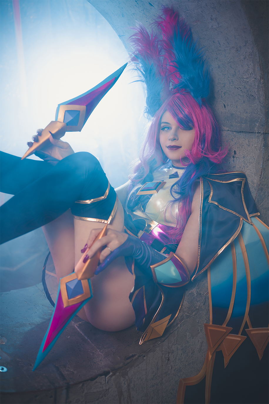 Sneaky lại đốn tim fan với Cosplay Xayah Vệ Binh Tinh Tú