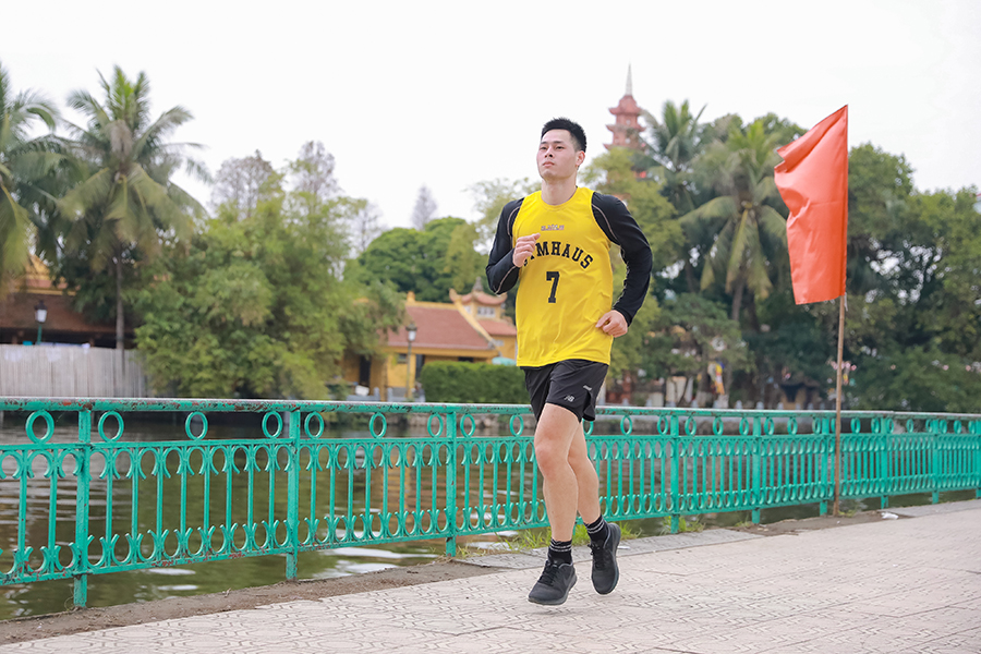 Hoa hậu Việt Nam và “hot boy” bóng rổ Thăng Long Warriors “ngược gió” chinh phục Hồ Tây dưới giá lạnh Tết Canh Tý 2020