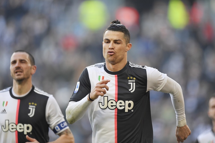Ronaldo san bằng kỷ lục 15 năm của Juventus với cú đúp trước Fiorentina