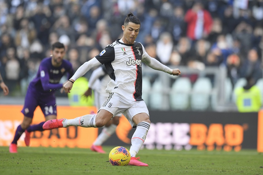 Ronaldo khiến ý đồ bắt penalty của thủ môn Fiorentina trở nên vô nghĩa