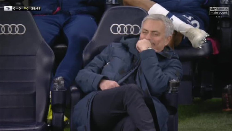 Biểu cảm đặc biệt của Mourinho khi Tottenham chịu phạt đền từ VAR
