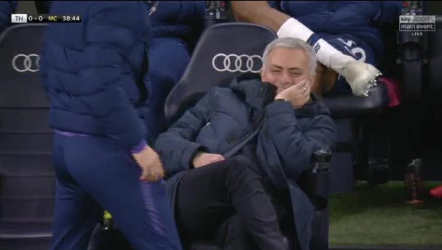 Biểu cảm đặc biệt của Mourinho khi Tottenham chịu phạt đền từ VAR