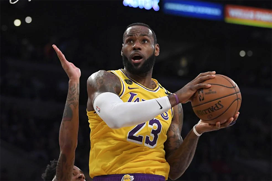 LeBron James bỗng hoá thành Stephen Curry, Lakers sweep Spurs tại Regular Season
