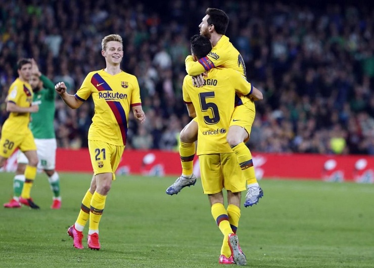 Messi đưa ra mệnh lệnh cho các đồng đội trước khi Barca ngược dòng