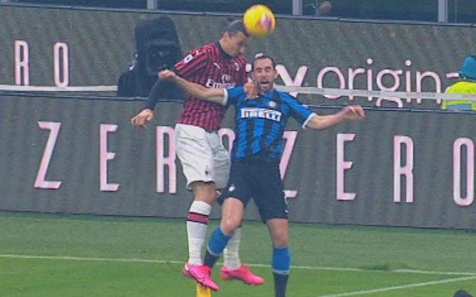 Ibrahimovic bật cao gần bằng Ronaldo trong trận Milan vs Inter