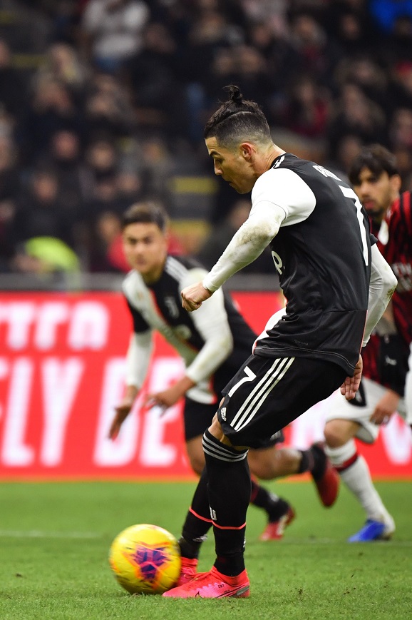 Ronaldo cứu Juventus bằng quả phạt đền gây tranh cãi trước Milan