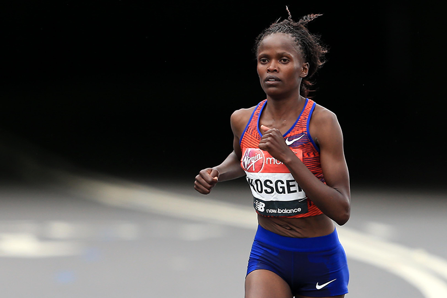 Cô gái Ethiopia đánh bại “Nữ hoàng marathon Kenya” để lập kỷ lục thế giới chạy 21km nữ