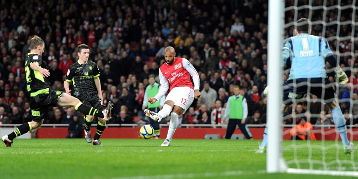 Aubameyang được ví như huyền thoại Arsenal sau khi lập cú đúp