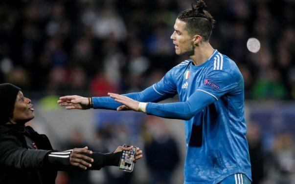Ronaldo bị CĐV đột nhập quỳ xuống chân ở trận Juventus vs Lyon