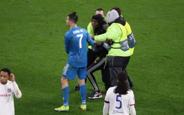 Ronaldo bị CĐV đột nhập quỳ xuống chân ở trận Juventus vs Lyon