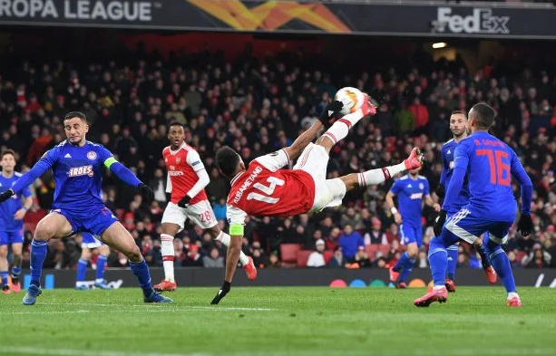 Arsenal ôm hận khi Aubameyang từ người hùng hóa tội đồ trong 8 phút