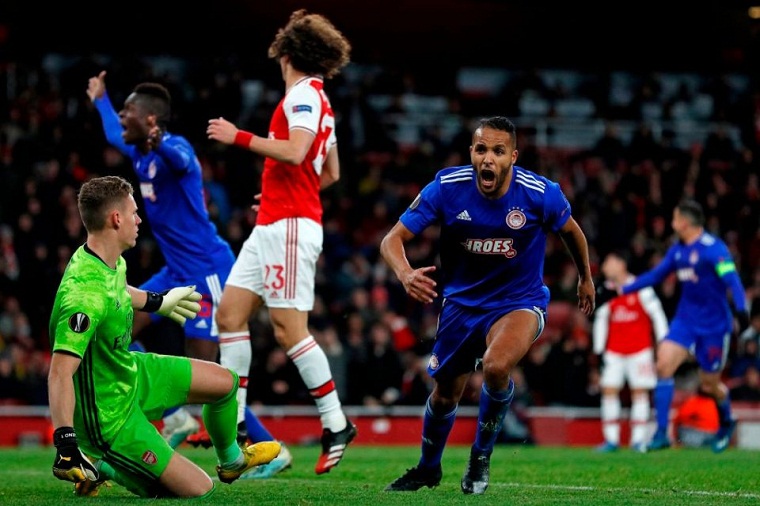Arsenal ôm hận khi Aubameyang từ người hùng hóa tội đồ trong 8 phút