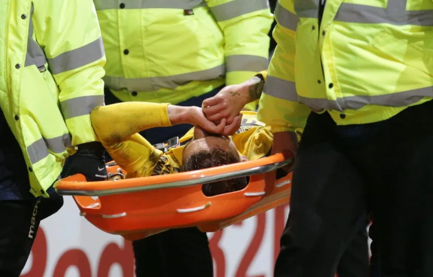 Tiền  vệ Arsenal phải thở oxy và chống nạng rời sân sau chấn thương
