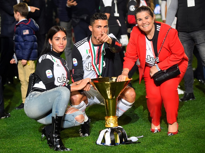 Ronaldo vội vã đến bệnh viện khi mẹ bị đột quỵ