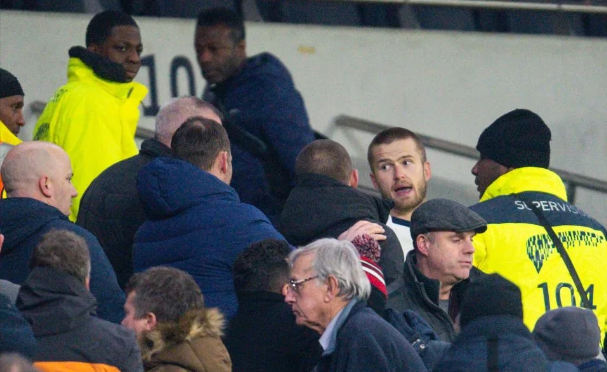 Tottenham của Mourinho bị loại sốc, Dier leo lên khán đài “hỏi tội” CĐV