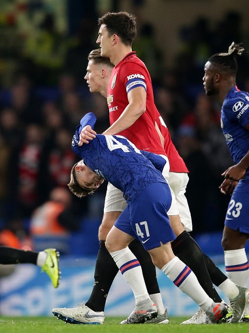 Sao trẻ của Chelsea từng bị Maguire túm cổ dọa nạt trong trận gặp MU