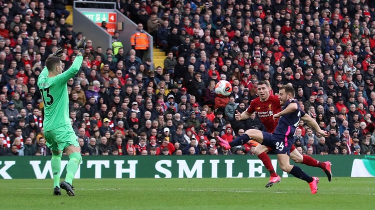 Milner trợ giúp Liverpool với pha cứu thua hay nhất mùa giải