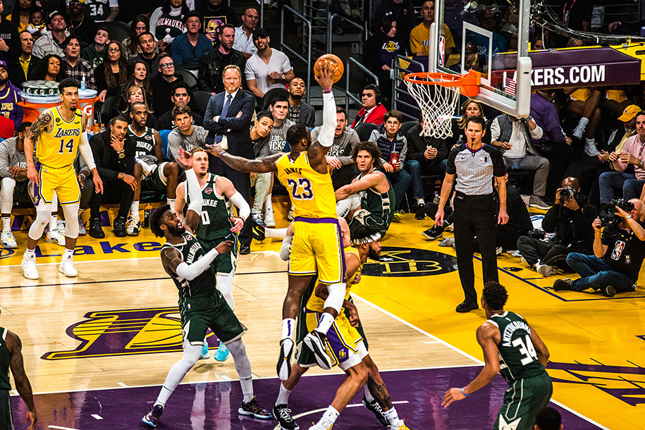 LeBron James áp đảo Giannis, Los Angeles Lakers chốt suất Playoffs đầu tiên sau 6 năm