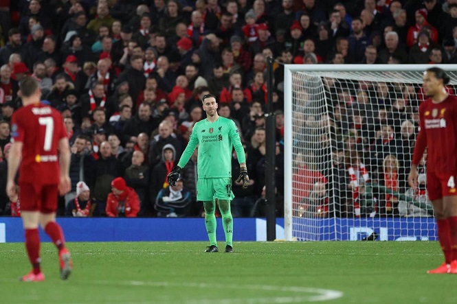 Thủ môn Adrian của Liverpool bị đe dọa sau khi mắc lỗi ở Cúp C1