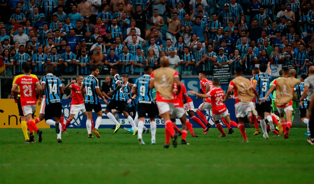 Sốc: 8 thẻ đỏ được rút ra ở trận derby Brazil tại Copa Libertadores