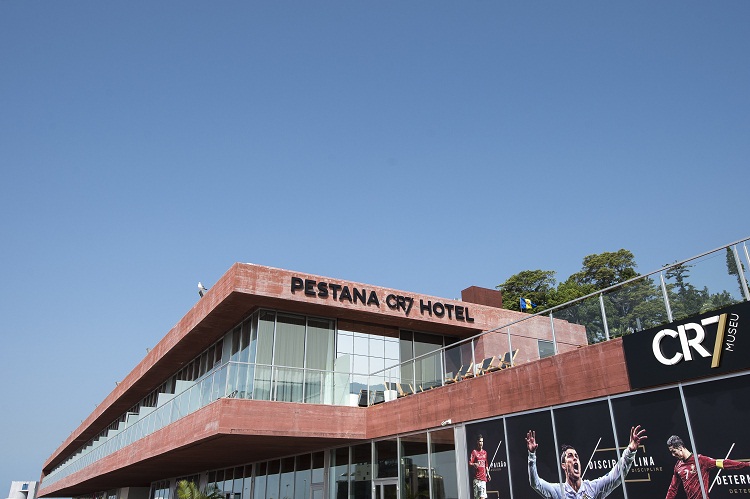 Ronaldo hào phóng biến khách sạn 5 sao thành nơi chống COVID-19 miễn phí