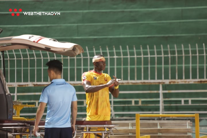 Trung vệ Thanh Hóa FC đổ máu, nhập viện khẩn sau khi va chạm tuyển thủ Việt Nam