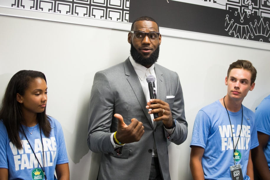 LeBron James giữ trường học mở cửa mùa dịch COVID-19 để giúp đỡ trẻ em