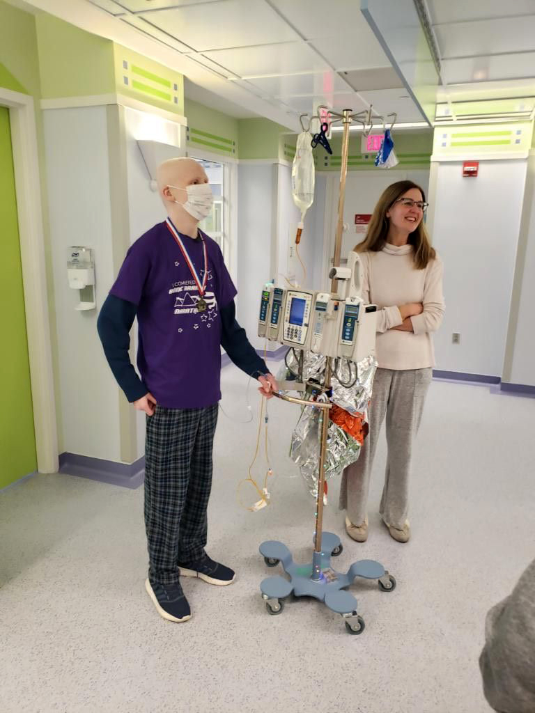 Cậu bé ung thư 13 tuổi đi bộ 42km quanh viện trong ngày cuối hóa trị