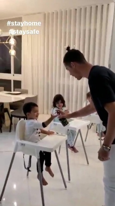 Ronaldo dạy các con cách rửa tay giữa đại dịch COVID-19