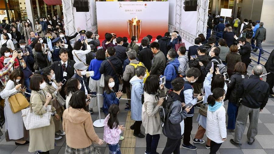 Lòng hiếu kỳ vượt xa nỗi sợ COVID-19: Hàng chục ngàn người Nhật chen nhau chỉ để xem ngọn lửa Olympic 2020