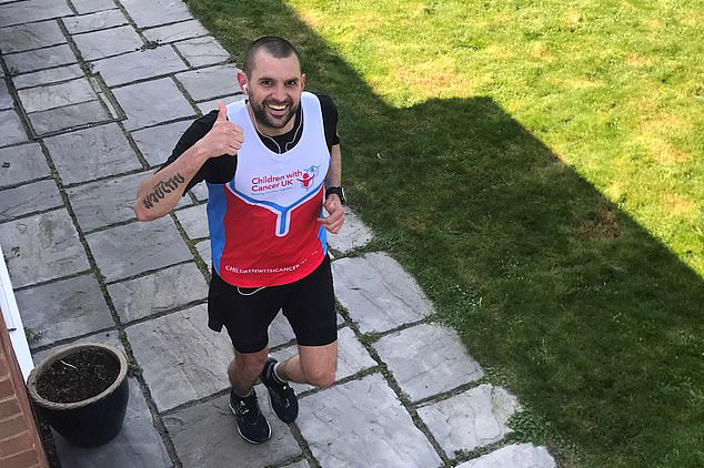 Chạy marathon với 873 vòng quanh vườn, người đàn ông 36 tuổi tiết lộ cách không bị đau gối